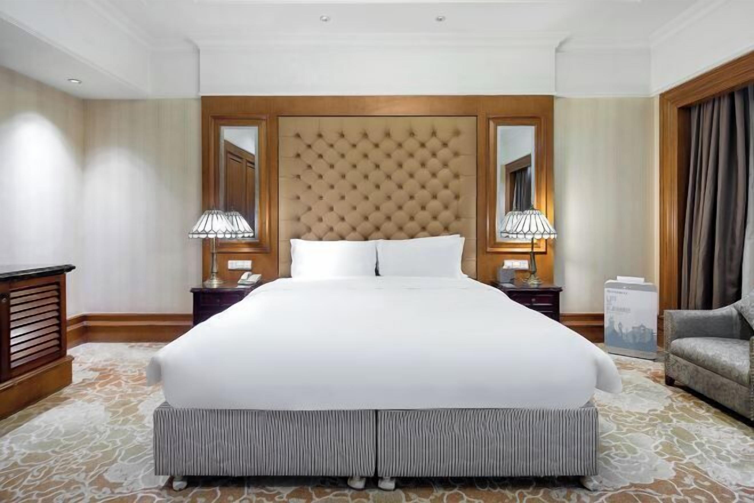 Minibar, caja de seguridad en la habitación y escritorio 