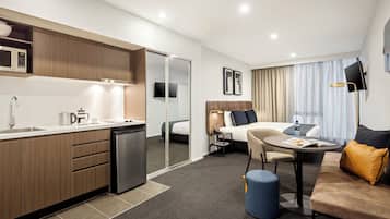 客房内保险箱、特色装修、特色家居、办公桌