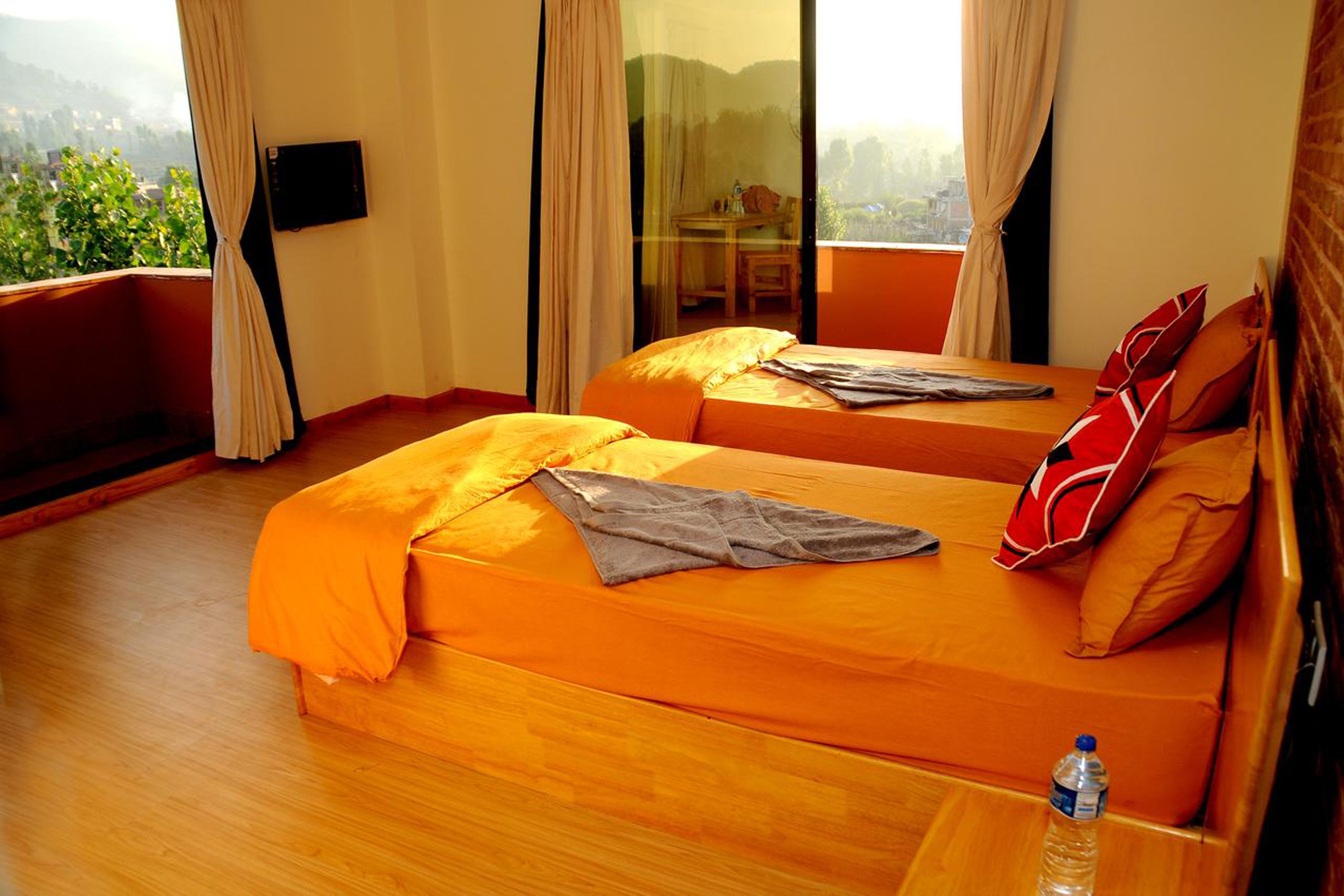 Deluxe Double Room | Living room | TV