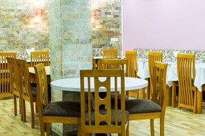 Bữa sáng kiểu Âu hàng ngày (5 USD/mỗi người) 