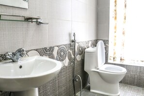 Phòng Suite, quang cảnh núi | Phòng tắm | Buồng tắm vòi sen, đồ dùng nhà tắm miễn phí, khăn tắm 