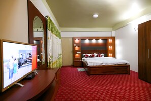 Phòng Suite, quang cảnh núi | Bàn, truy cập Internet không dây miễn phí 