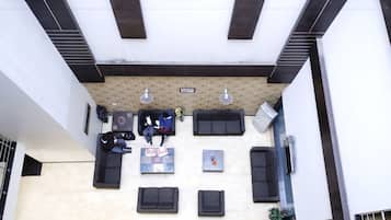 Área de estar no saguão