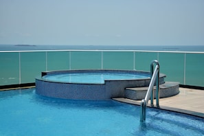 Outdoor spa tub - Cosy Beach Condominium (Pattaya)