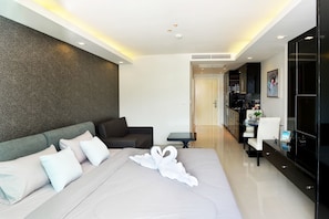 In-room safe, free WiFi - Cosy Beach Condominium (Pattaya)