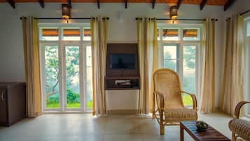 Superior Single Room, 1 King Bed, Non Smoking, Garden Area | Living room | Flat-screen TV