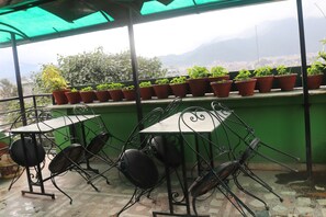 Daily continental breakfast (USD 2 per person)