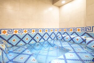 Bañera de hidromasaje cubierta