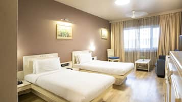 Club Twin Room | Desk, free WiFi
