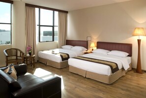 Family Room | Meja, kalis bunyi, seterika/papan seterika, Wi-fi percuma