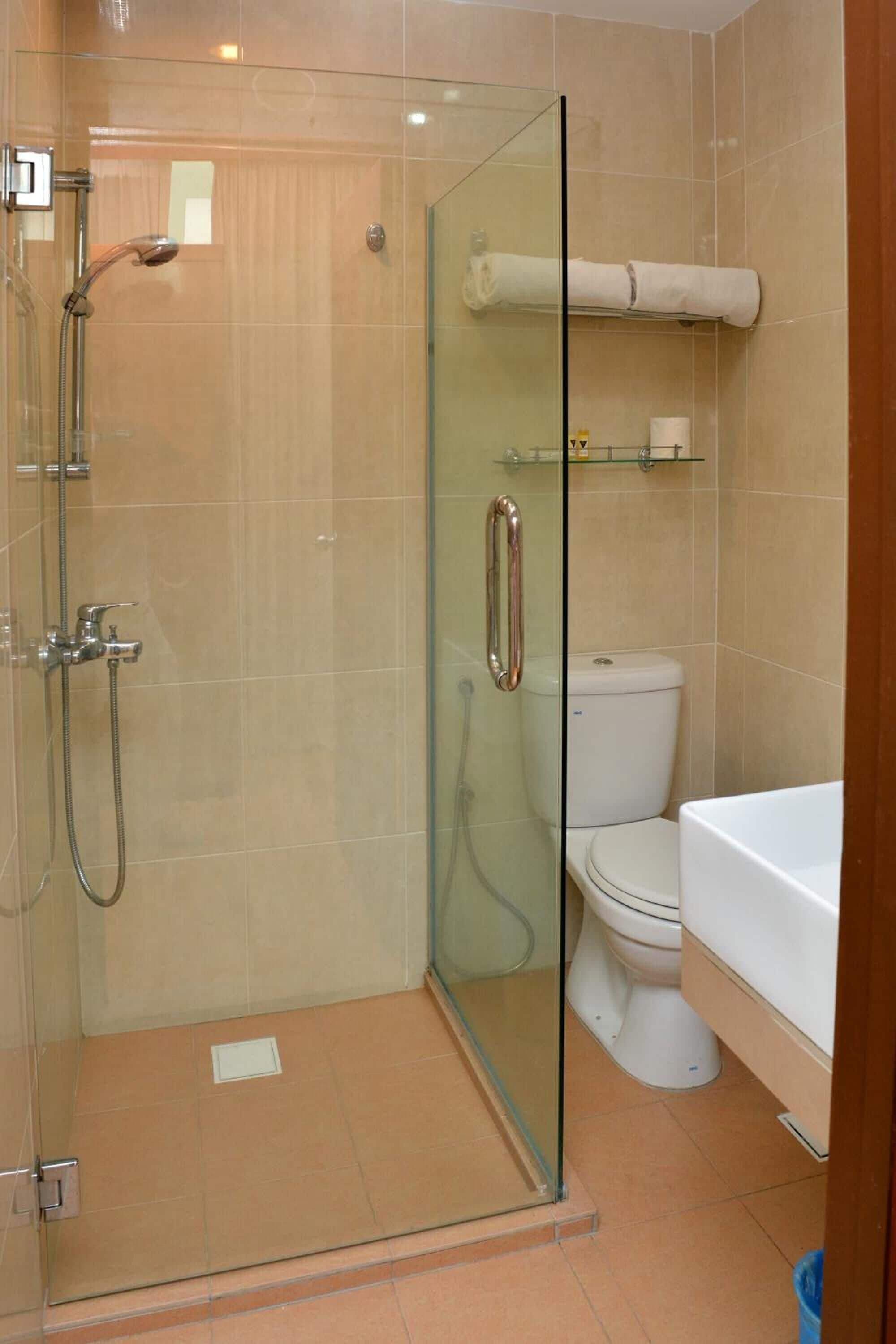Shower, hydromassage showerhead, free toiletries, hair dryer