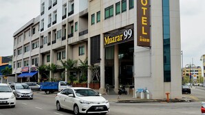 Un hotel con fachada moderna, varios pisos y un llamativo letrero que dice 'HOTEL'.