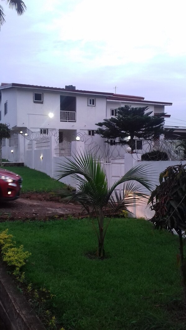Front of property - HighLander Guest House (Aburi)