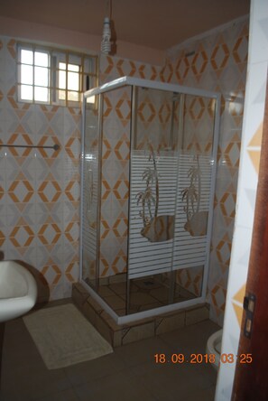 Shower, rainfall showerhead, free toiletries, towels - HighLander Guest House (Aburi)