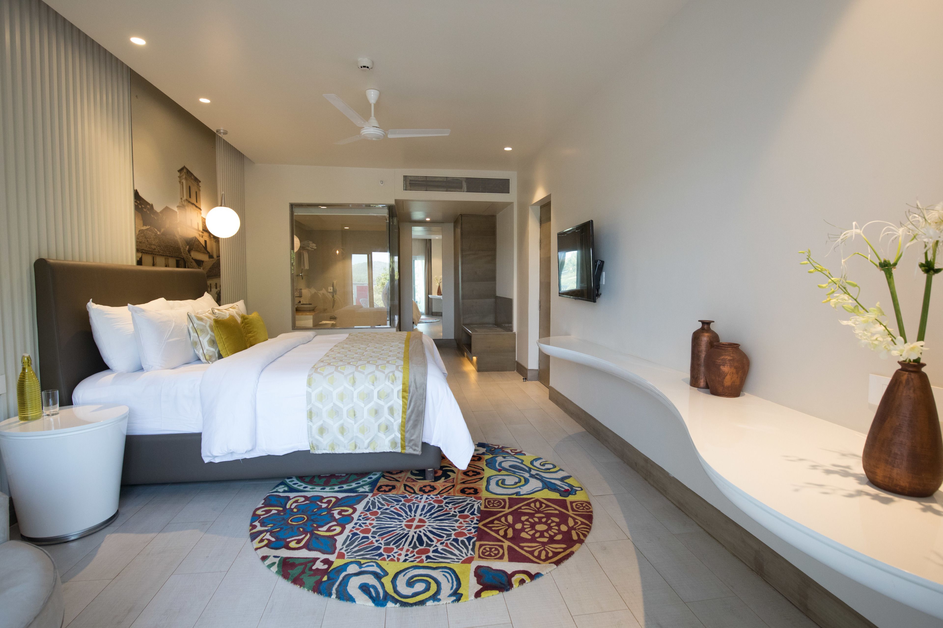 高档床上用品、迷你吧、客房内保险箱、办公桌