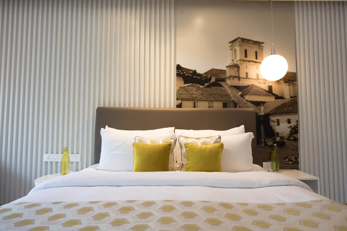 Sengetøy av topp kvalitet, minibar, safe på rommet og skrivebord