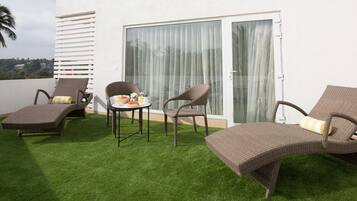 Premium bedding, minibar, in-room safe, desk