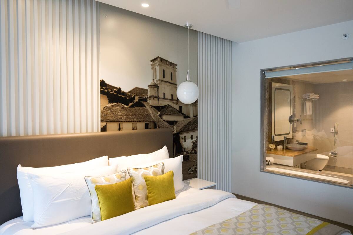 Suite | Sengetøy av topp kvalitet, minibar, safe på rommet og skrivebord