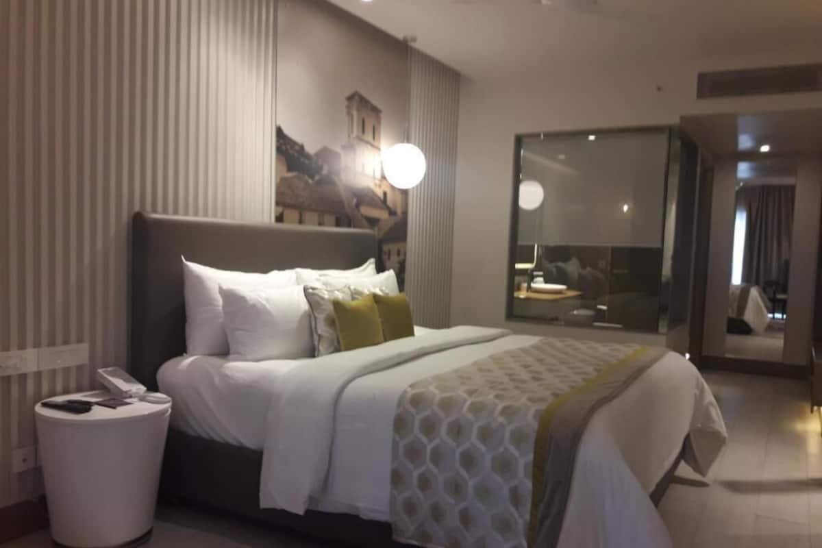 Sengetøy av topp kvalitet, minibar, safe på rommet og skrivebord