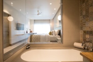 Shower, free toiletries, bathrobes, slippers - The Park Baga River Goa (Arpora)