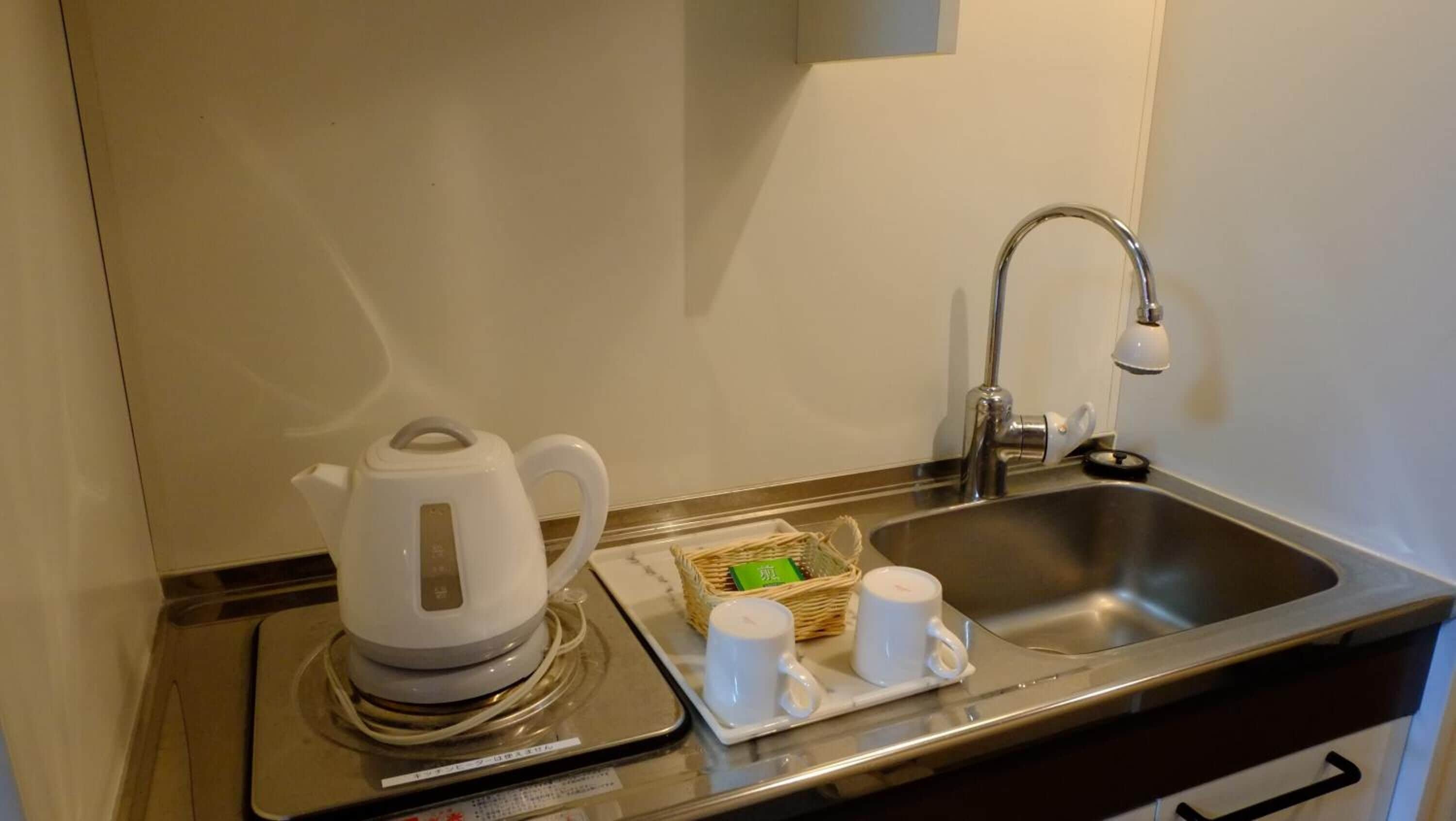 hollywood twin room, non smoking | private kitchen | fridge, electric kettle