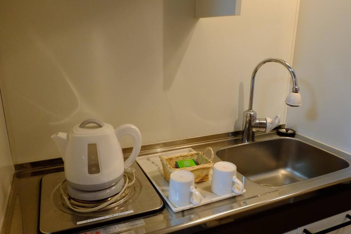 hollywood twin room, non smoking | private kitchen | fridge, electric kettle