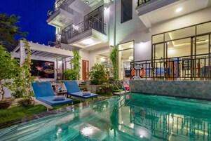 Piscina externa, espreguiçadeiras