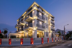 Front of property – evening/night - Santa Sea Villa Hoi An (Da Nang)