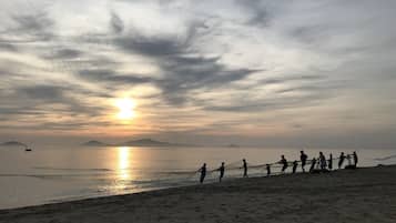 På stranden, liggestole, parasoller, badehåndklæder