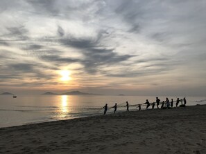 Am Strand, Liegestühle, Sonnenschirme, Strandtücher