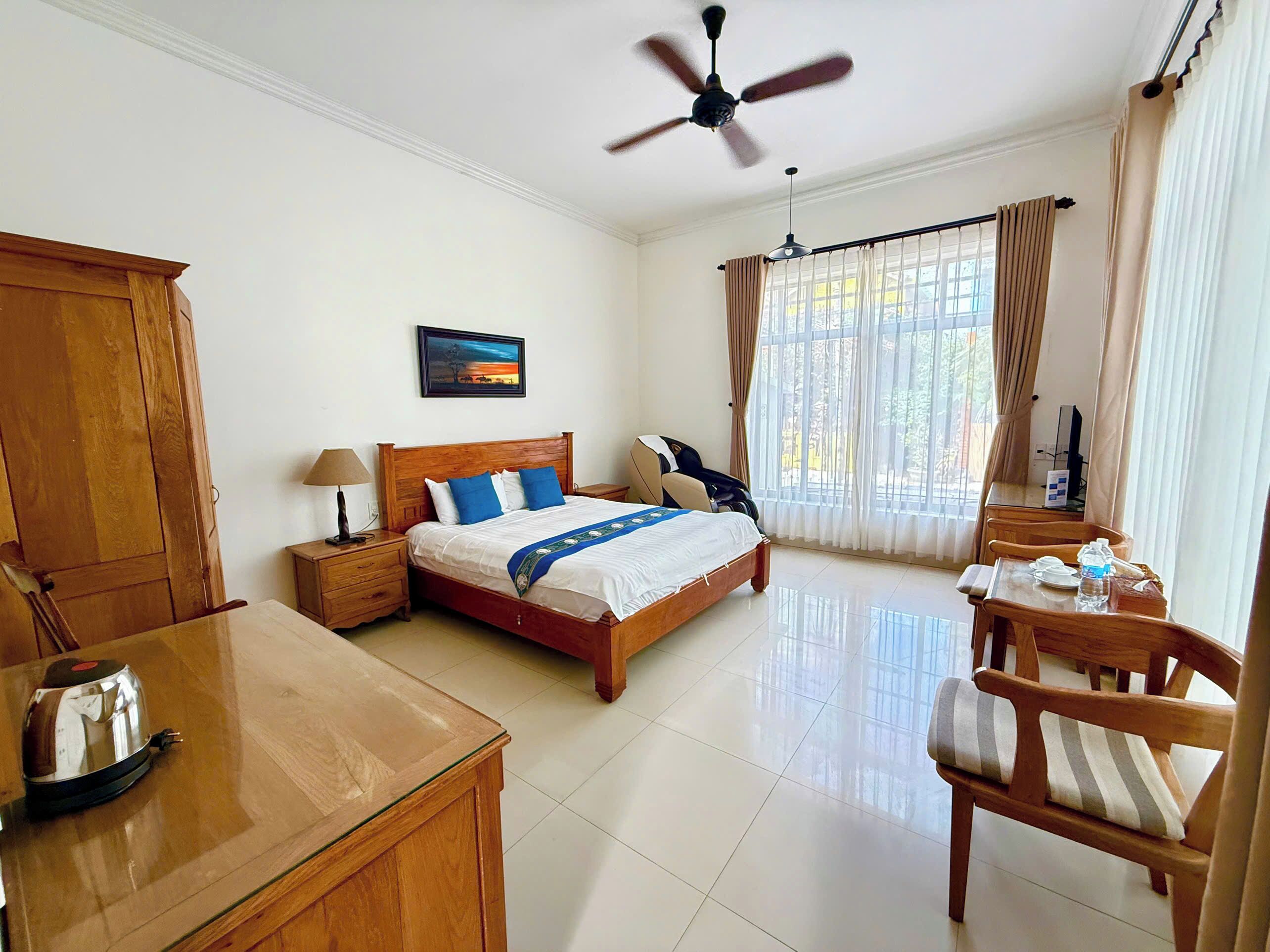 Kahden hengen standard-huone, pohjakerroksessa | Minibaari, tallelokero huoneessa, työpöytä