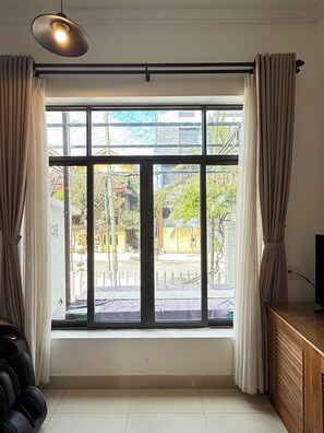 Minibar, Zimmersafe, Schreibtisch, laptopgeeigneter Arbeitsplatz