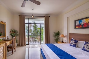 Minibaari, tallelokero huoneessa, työpöytä