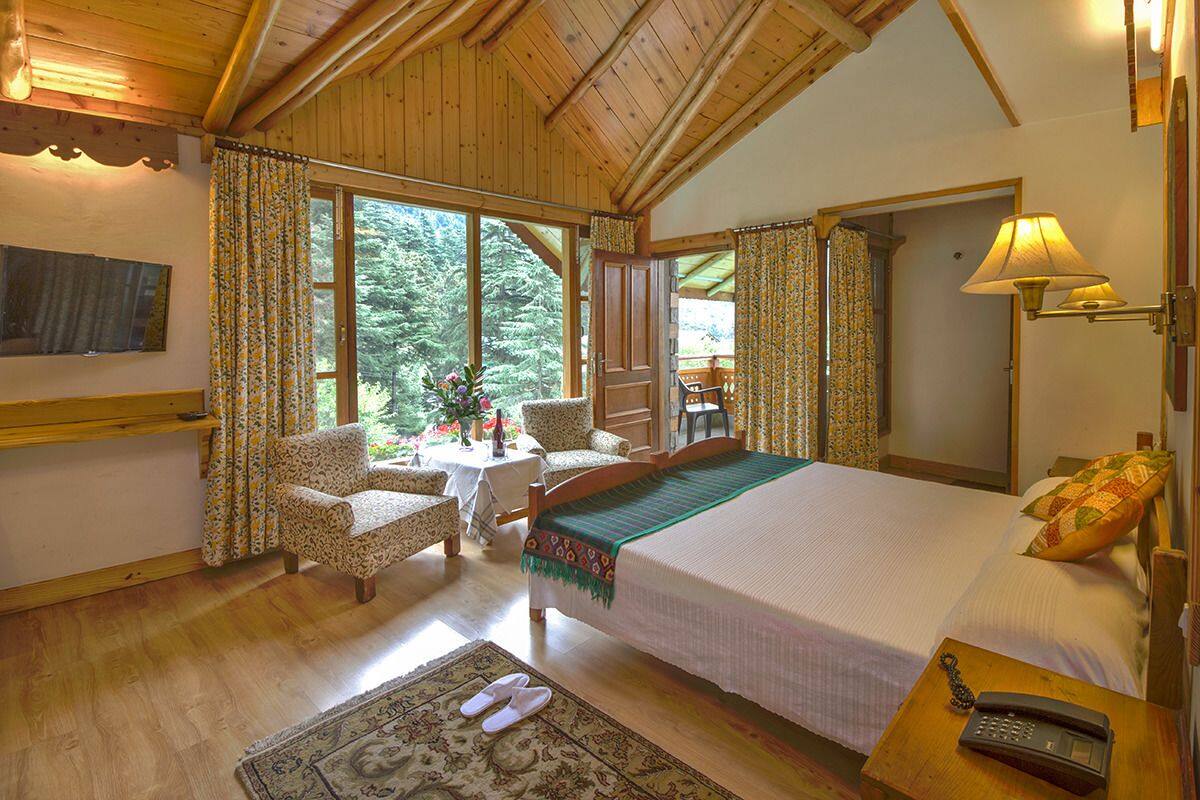 Deluxe Room, 1 Double Bed, Non Smoking, Mountain View | In-room safe, desk, iron/ironing board, free WiFi