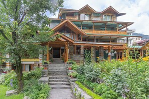 Front of property - Johnsons Hotel (Manali)