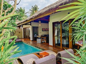 Villa, 2 Bedrooms, Pool View, Garden Area | Bar mini, peti besi dalam bilik, meja, seterika/papan seterika 