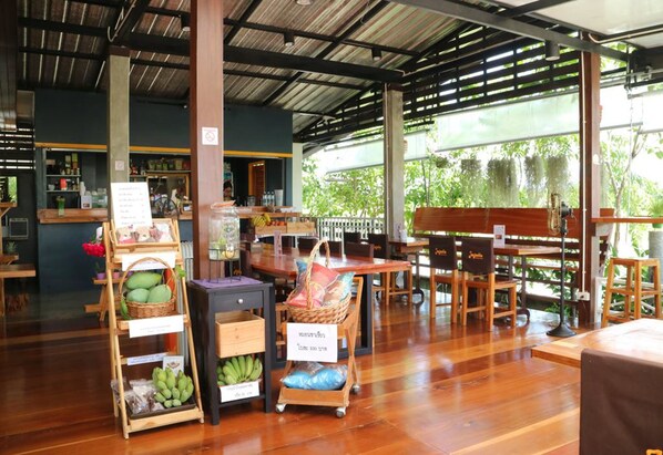 Se sirven desayunos, comidas, cenas y cocina internacional 