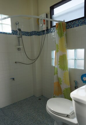 Deluxe Room | Bathroom | Shower, free toiletries, slippers, towels - Junsopa Resort (Chiang Rai)