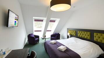 Kahden hengen comfort-huone | Ylelliset vuodevaatteet, työpöytä, vauvansängyt, lisävuoteet