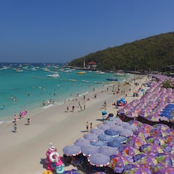Am Strand, Liegestühle, Sonnenschirme, Strandtücher