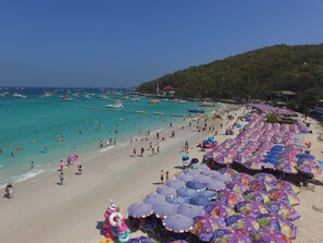 On the beach, sun-loungers, beach umbrellas, beach towels - Tawaen Beach Resort (Koh Lan)