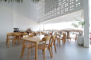 Se sirven desayunos, almuerzos y cenas; cocina tailandesa