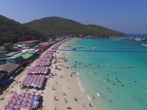 On the beach, sun-loungers, beach umbrellas, beach towels - Tawaen Beach Resort (Koh Lan)