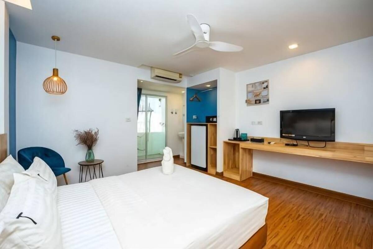 Minibar, desk, rollaway beds (surcharge), WiFi (free)
