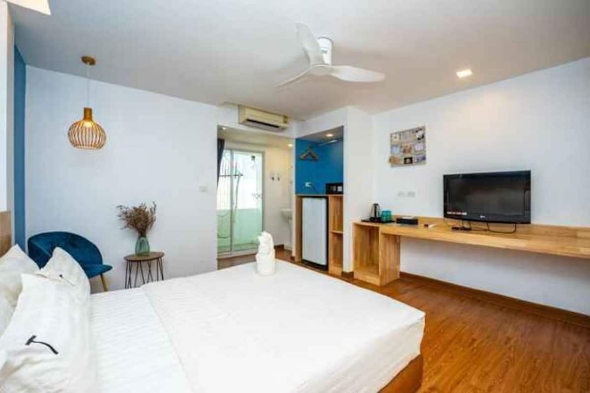 Minibar, desk, rollaway beds, free WiFi