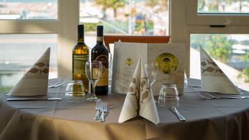 Breakfast, lunch, dinner served; Italian cuisine