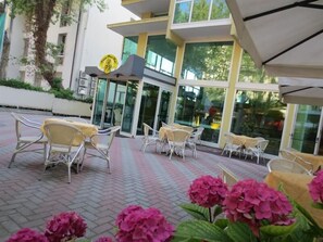 朝食、ランチ、ディナーに営業