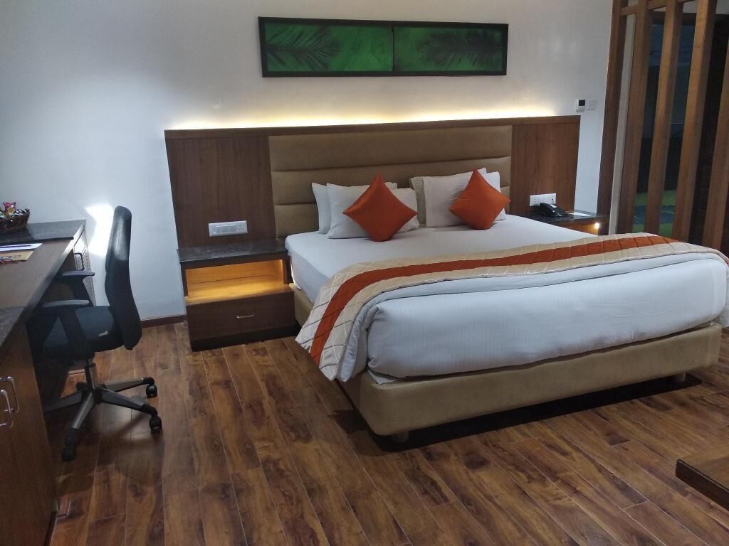 Minibar, iron/ironing board, free WiFi, bed sheets