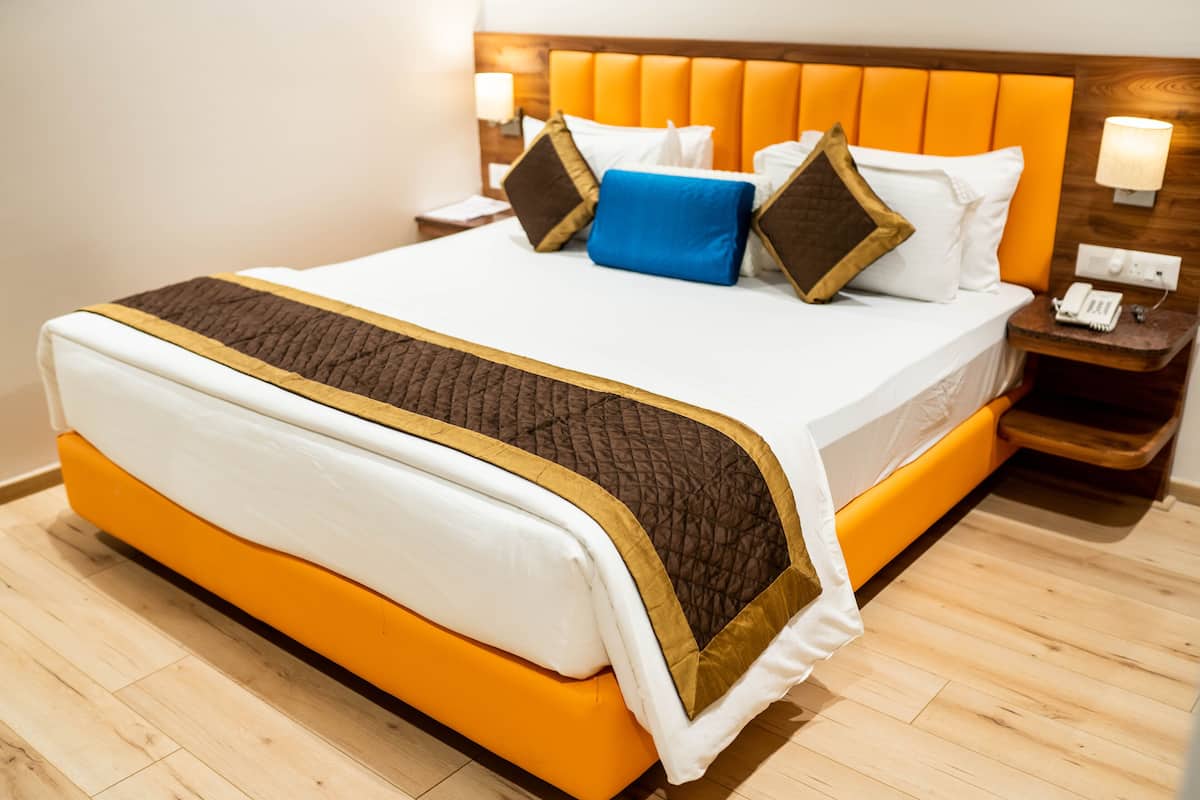 Suite | Minibar, iron/ironing board, free WiFi, bed sheets