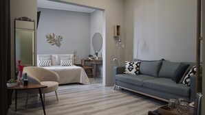 A modern living room with a sofa, a chair, a bed, and a desk. - B&B My Way (Florence)
